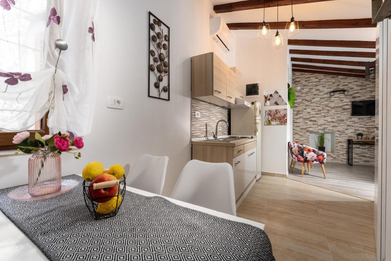 Relax In 2 Bedroom App In Old Town W/Ac And Wifi Rovinj Exterior photo